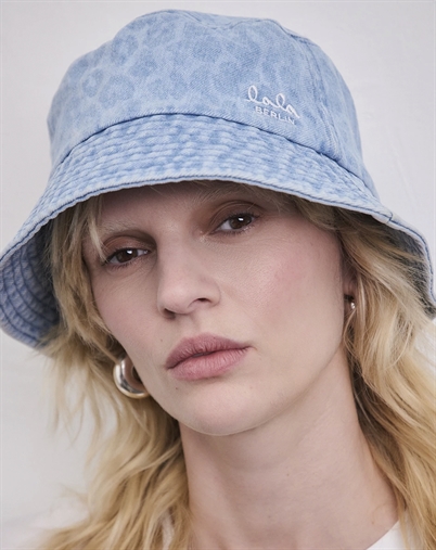 Lala Berlin - Hannah Printed Denim Bøllehat - Washed Blue Leo